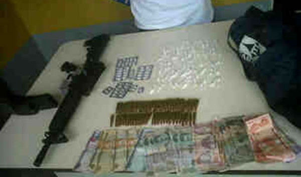 Detienen a hombre en posesión de armas y drogas