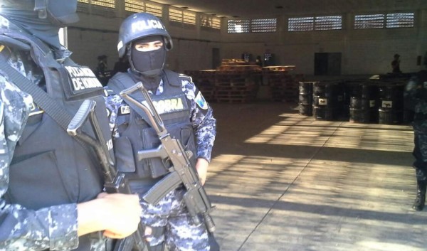 Los barriles tienen precursores químicos supuestamente para la elaboración de cocaína.