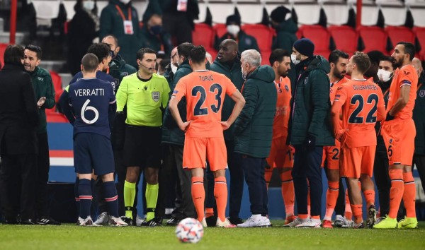 El partido PSG-Istanbul Basaksehir​ se jugará este miércoles y con otros árbitros