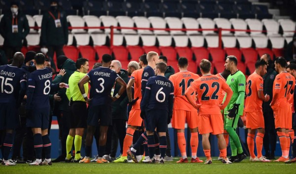 El partido PSG-Istanbul Basaksehir​ se suspendió por el insulto racista del cuarto árbitro a Pierre Webó.