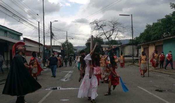 Hondureños conmemoran la pasión y muerte de Jesucristo en medio de la pandemia