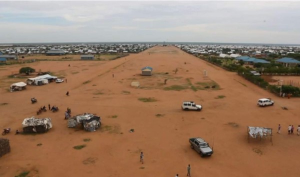 Displaced Rohingya refugees from Rakhine state in Myanmar rest near Ukhia, near the border between Bangladesh and Myanmar, as they flee violence on September 4, 2017.A total of 87,000 mostly Rohingya refugees have arrived in Bangladesh since violence erupted in neighbouring Myanmar on August 25, the United Nations said Monday, amid growing international criticism of Aung San Suu Kyi. Around 20,000 more were massed on the border waiting to enter, the UN said in a report. / AFP PHOTO / K.M. ASAD