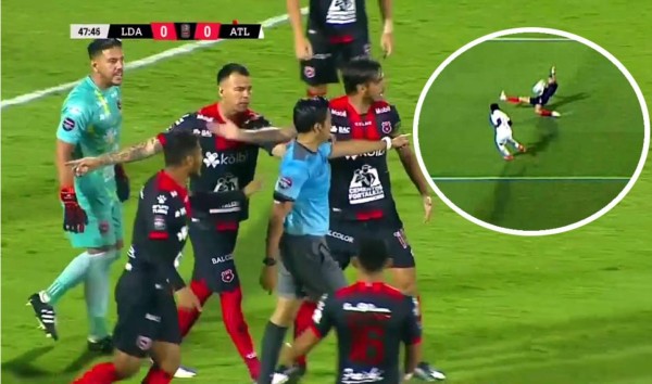 ¡Polémica! Árbitro hondureño Said Martínez pita un penal inexistente y Alajuelense pierde ante Atlanta United