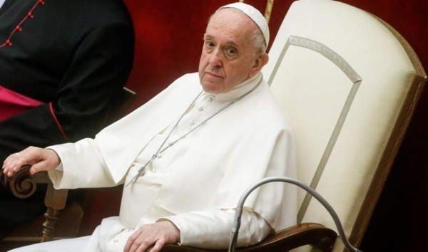 Operan con éxito al papa Francisco de una inflamación de colon