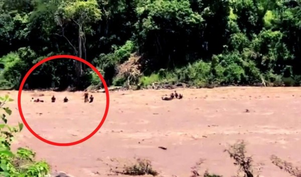 VIDEO: Río Ulúa arrastra lancha con varias personas a bordo