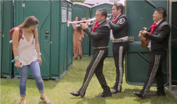 Abre el baño y le sale una orquesta de mariachis