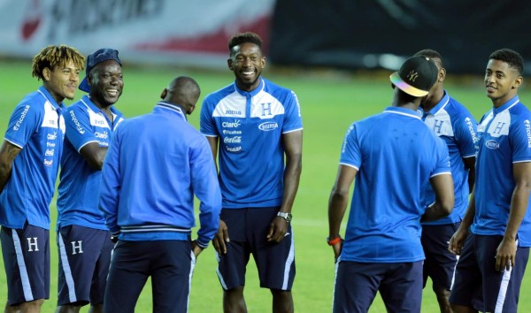 Honduras reconoció el césped del estadio Cuscatlán