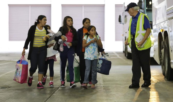 Más de 600 inmigrantes de CA son liberados en Texas
