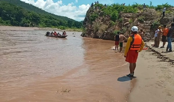 VIDEO: Río Ulúa arrastra lancha con varias personas a bordo