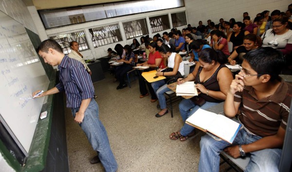 Inicia evaluación de cuatro mil maestros en Honduras