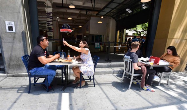 Estados Unidos frena su reapertura económica por repunte de coronavirus