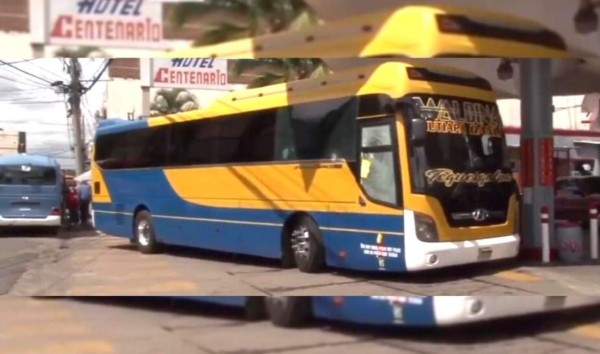 Desde motocicleta atentan contra conductor y ayudante de bus en Tegucigalpa