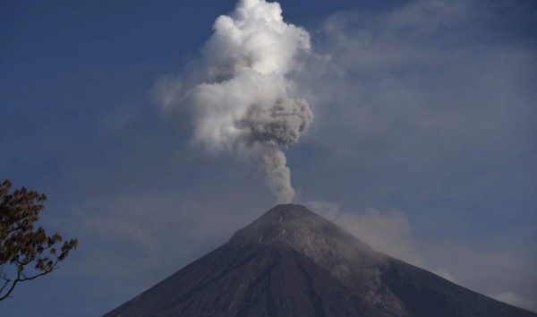 Guatemala en alerta por nuevas explosiones del volcán de Fuego