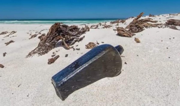 Hallan el mensaje más antiguo del mundo dentro de una botella de ginebra