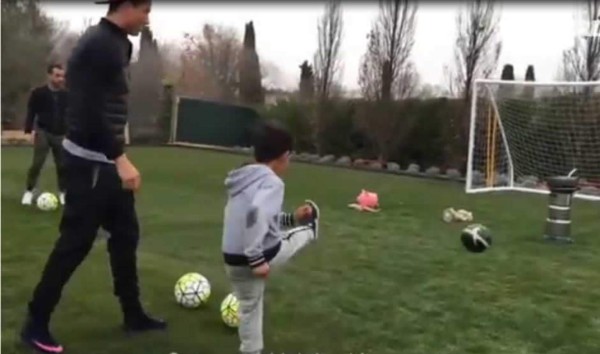 Cristiano enseña a su hijo, trucos para meter goles