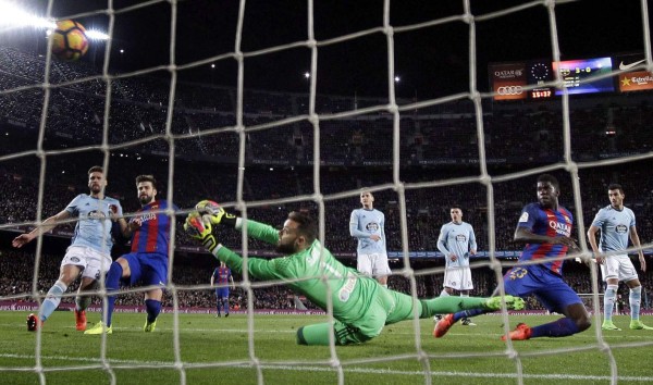 GRA451. BARCELONA, 04/03/2017.- El defensa del FC Barcelona Umtiti (2-d) marca el cuarto gol ante el Celta, durante el partido de Liga en Primera División disputado esta noche en el Camp Nou, en Barcelona. EFE/Alberto Estévez