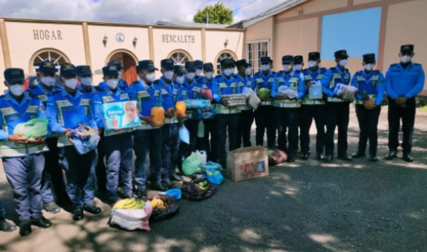 Policías entregan víveres a la casa Hogar Bencaleth en Comayagua