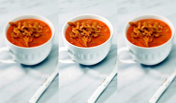 Crema espesa de tomate con cebolla frita  