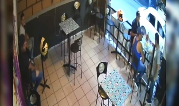 VIDEO: Sicarios entran con pistola en mano y disparan contra clientes en restaurante