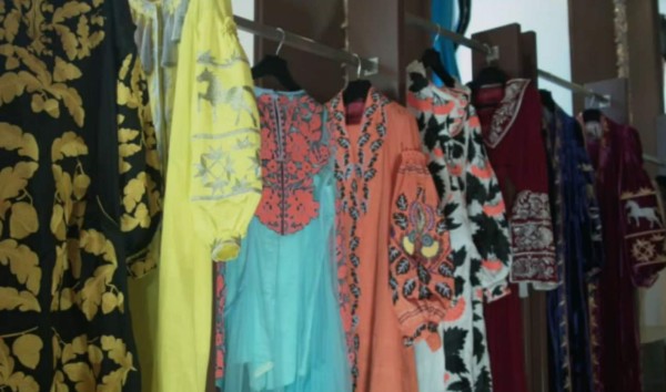 La tradicional prenda vyshyvanka conquista las pasarelas