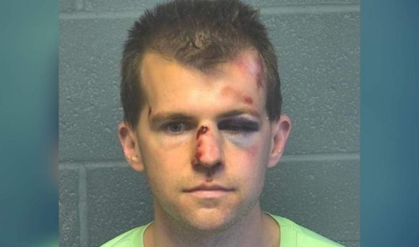 Pastor recibe una paliza tras ser grabado tocando a un niño en parada de bus escolar