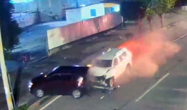 VIDEO: Brutal choque nocturno en bulevar de Tegucigalpa