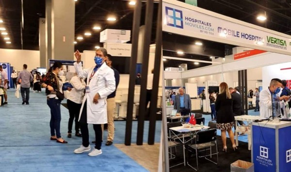 Captan a Axel López promocionando hospitales móviles en Miami