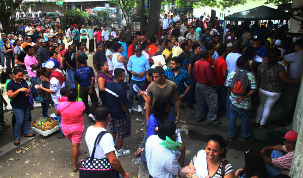 Empujones y gritos en entrega de cédulas