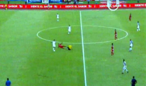 Video: La graciosa caída del árbitro en el Honduras-Panamá