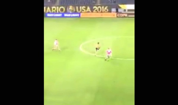 No le importó la alerta de cuatro tornados y saltó al campo semidesnudo