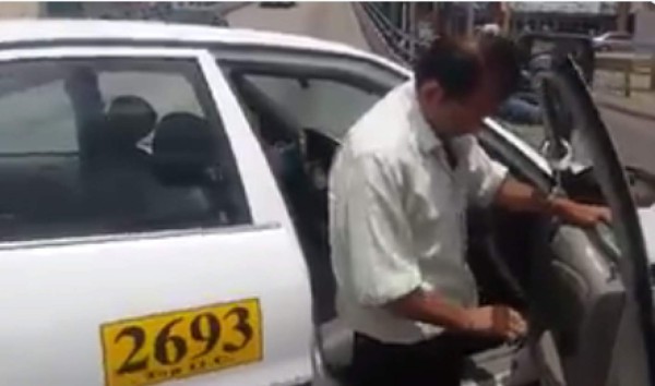 Taxista ebrio es esposado a su carro tras atropellar motociclista