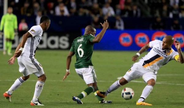 Brutal falta de Nigel De Jong hace que su rival salga en silla de ruedas