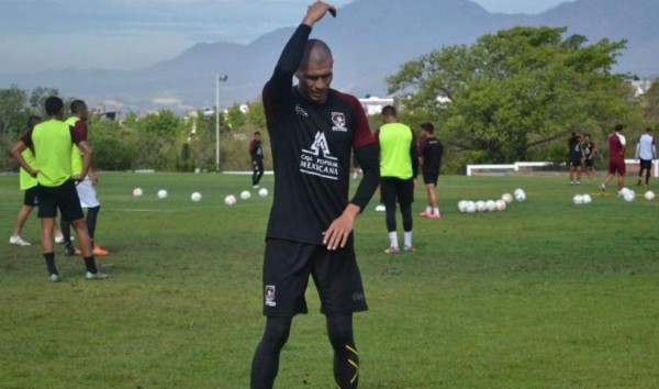 Futbolista denuncia acoso gay en baño de gimnasio