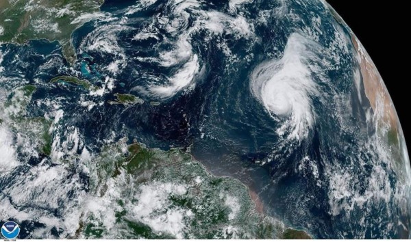 Lorenzo se mantiene como un huracán mayor en medio del Atlántico