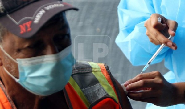 Buscan que empleados públicos se vacunen obligatoriamente en Honduras