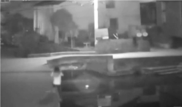 Mujer encuentra la muerte por caminar distraída con el celular