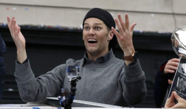 El FBI señala a periodista mexicano de robarse la camiseta de Tom Brady