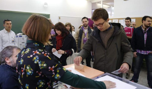 Los españoles salen a votar para elegir a su nuevo presidente