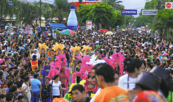 Miles disfrutaron el desfile de la Feria Juniana