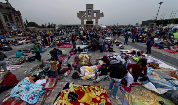 Mexicanos le rinden tributo a la virgen de Guadalupe