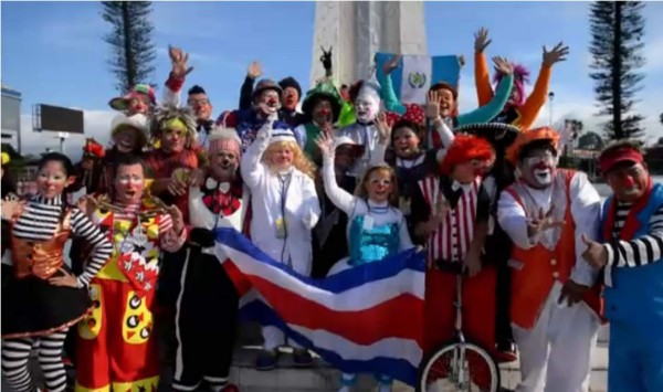 Payasos se reúnen para hacer reír en tiempos tecnológicos