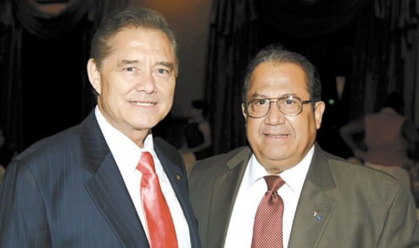 Honores para el banquero Napoleón Larach