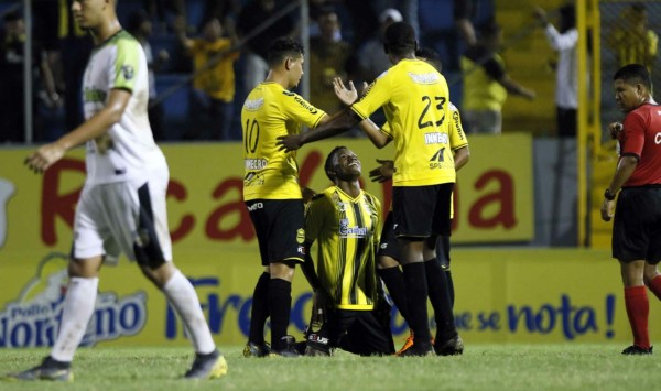 El Real España le metió una goleada al Real de Minas en el regreso al Morazán.