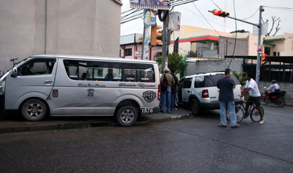 Chocan camioneta y rapidito: ocho heridos