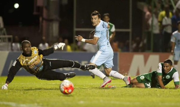 Portero hondureño se luce ante el Querétaro en Concachampions