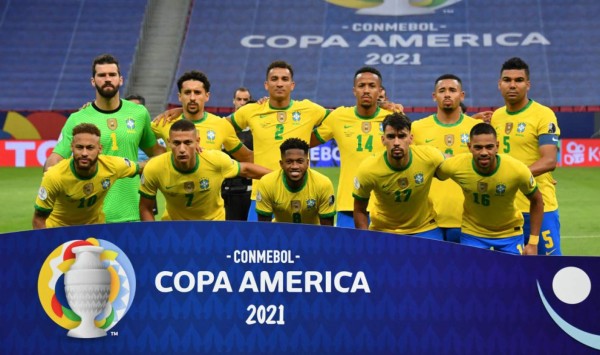 Brazil's footbal team poses before the Conmebol Copa America 2021 football tournament group phase match between Brazil and Venezuela at the Mane Garrincha Stadium in Brasilia on June 13, 2021. (Photo by NELSON ALMEIDA / AFP)