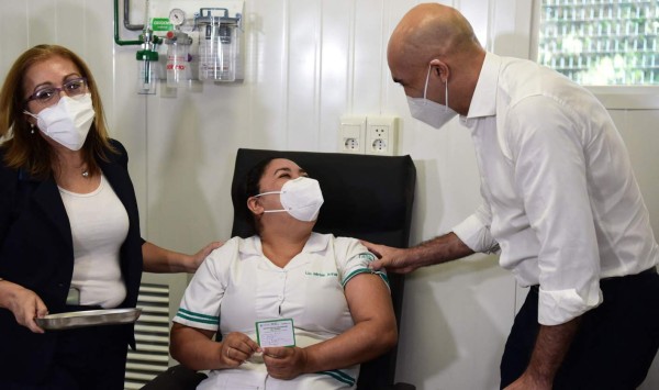 Enfermera vacunada en Brasil contrae covid tras recibir dosis china