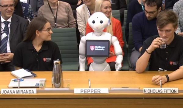 Un robot es citado a testificar ante el Parlamento británico