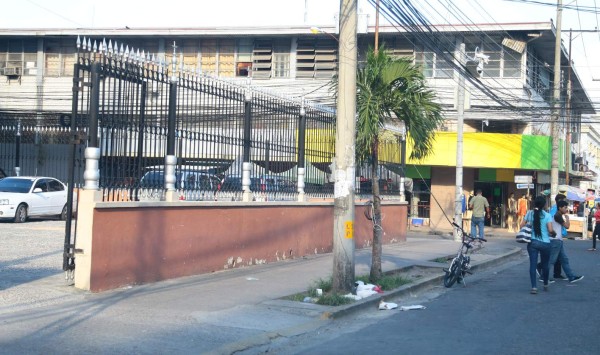 Recuperan aceras de la catedral que estaban en poder de los vendedores