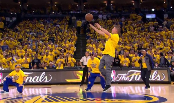 VIDEO: Aficionado encesta desde media cancha y se lleva un BMW nuevo